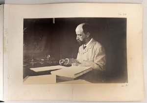 Henry Adams, 1883 af American Photographer